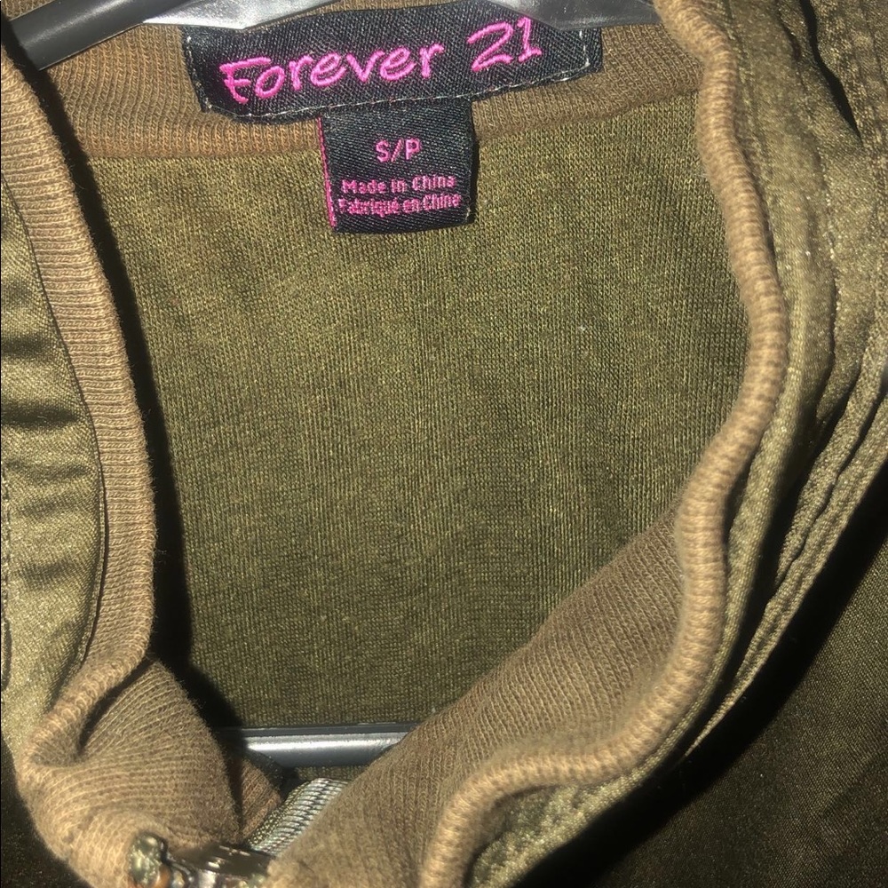 Super cute and simple hunter green light jacket.